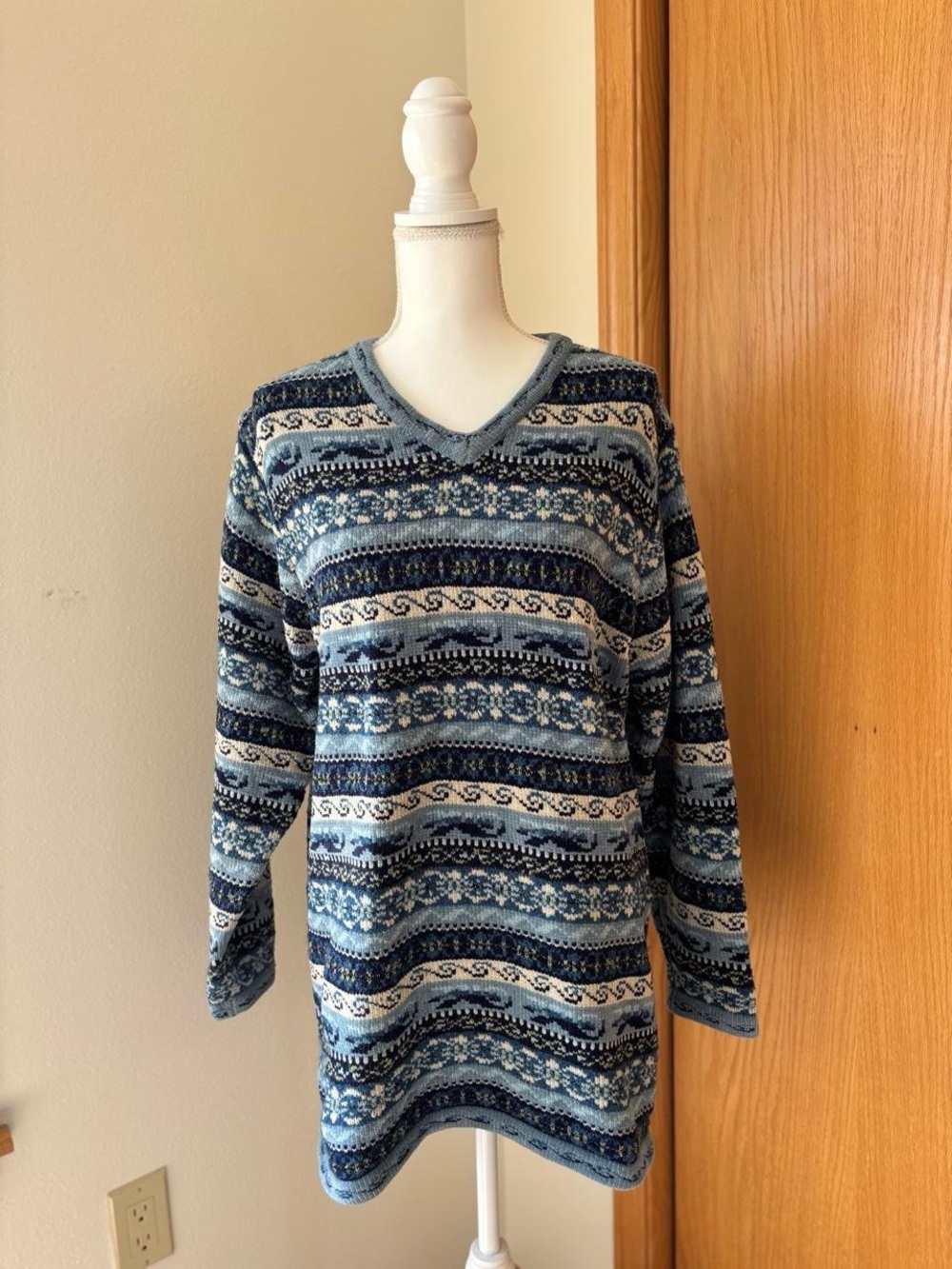 Vintage Women's Blue Patterned V-Neck Sweater